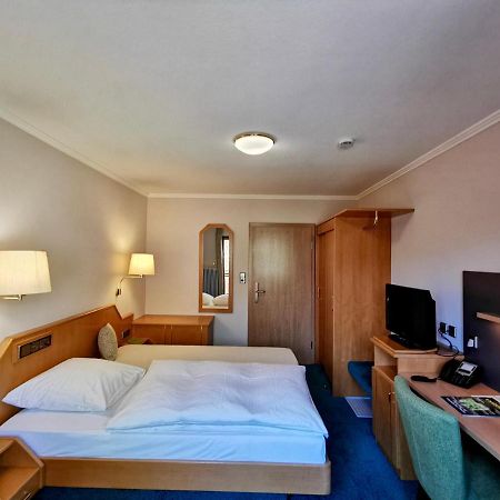 האוסאך Hotel-Gasthaus Zur Eiche מראה חיצוני תמונה